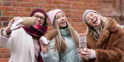 Kostenloses Foto mittlere schussfrauen mit schornsteinkuchen