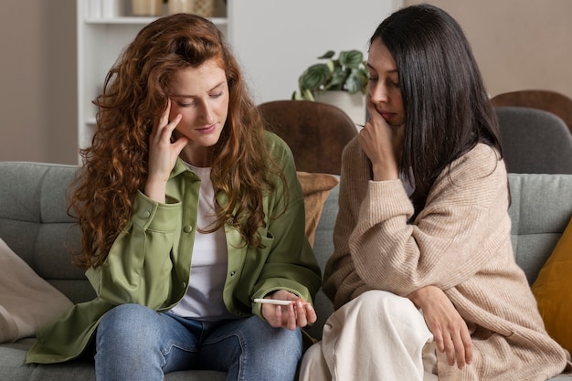 Kostenloses Foto mittlere schussfrauen mit schwangerschaftstest