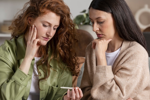 Kostenloses Foto mittlere schussfrauen mit schwangerschaftstest