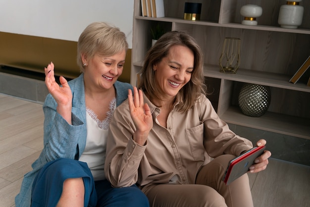 Kostenloses Foto mittlere schussfrauen mit smartphone