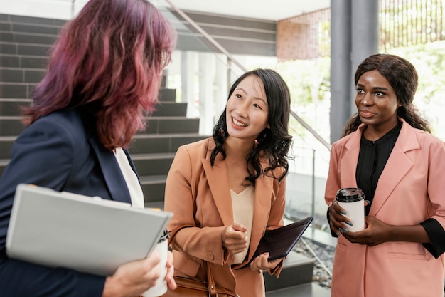 Mittlere Schussfrauen sprechen