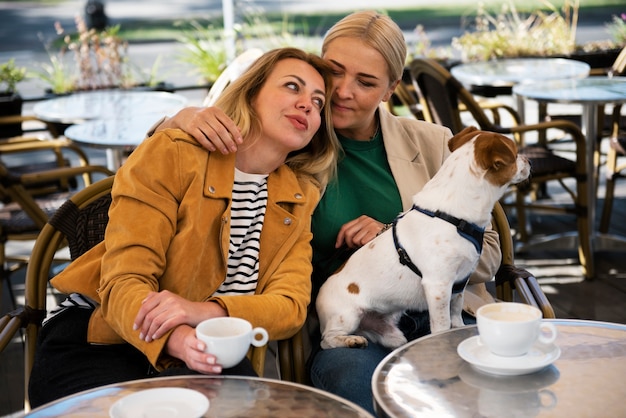 Kostenloses Foto mittlere schussfrauen und -hund draußen