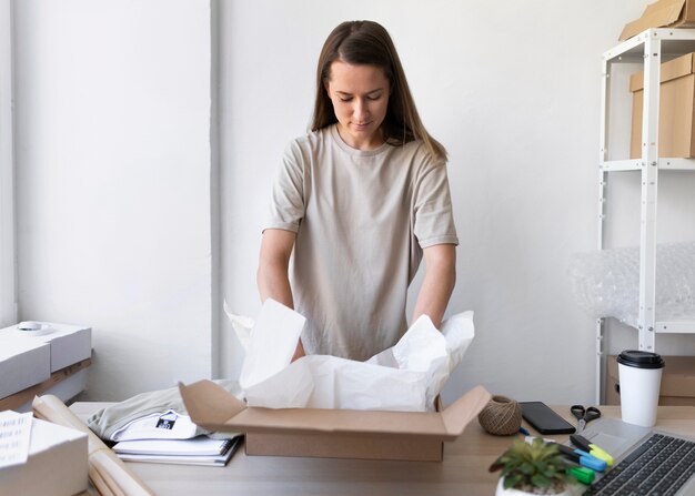 Mittlere Schussfrauenverpackung