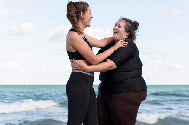 Kostenloses Foto mittlere schussfreunde am meer