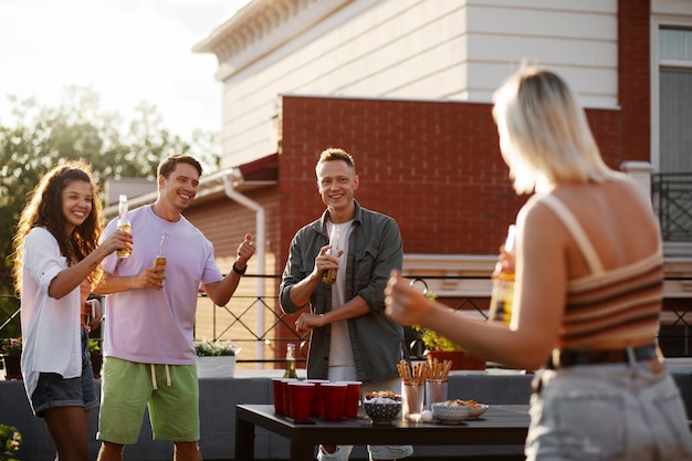 Kostenloses Foto mittlere schussfreunde, die bierpong spielen