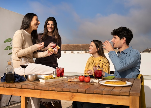 Mittlere Schussfreunde, die draußen essen