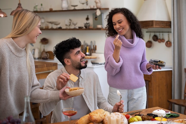 Kostenloses Foto mittlere schussfreunde, die frischkäse essen