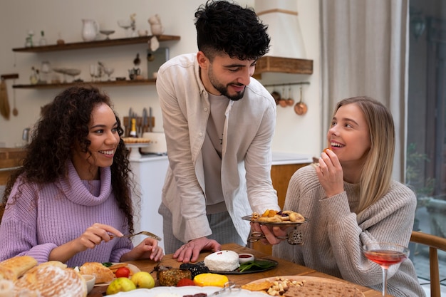 Kostenloses Foto mittlere schussfreunde, die frischkäse essen