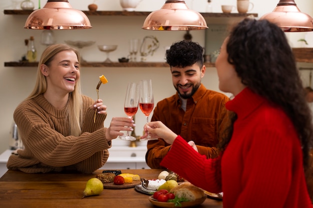 Kostenloses Foto mittlere schussfreunde, die frischkäse essen