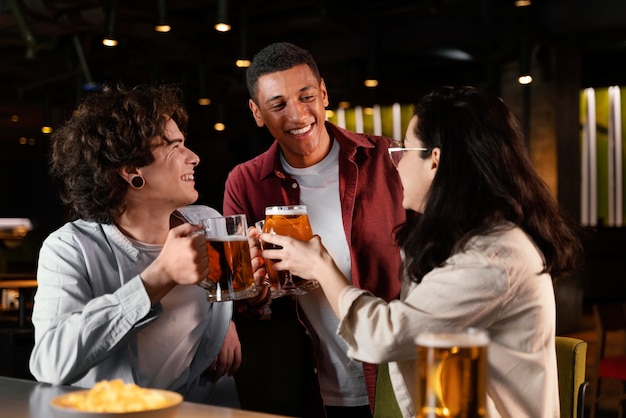 Mittlere Schussfreunde, die im Pub plaudern