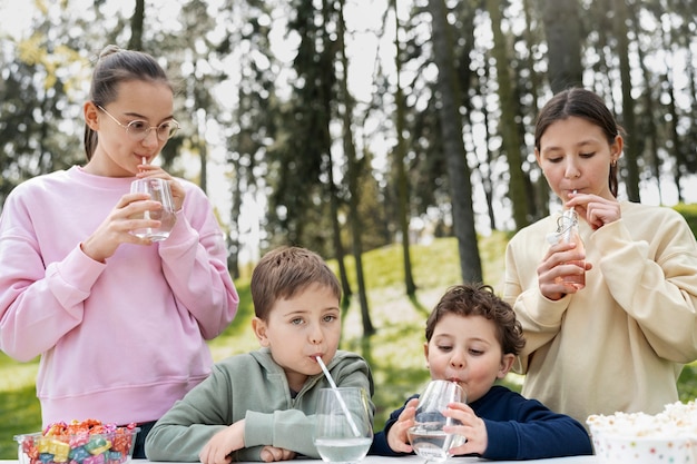 Kostenloses Foto mittlere schussfreunde, die limonade trinken