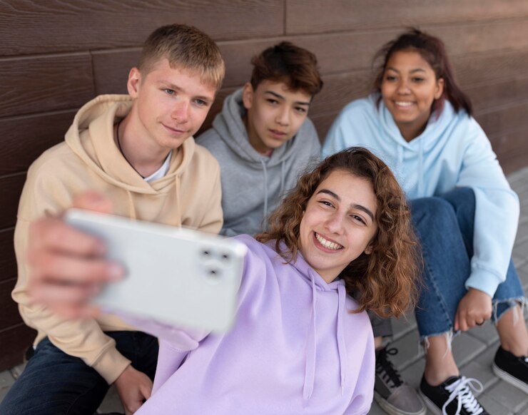 Kostenlose Foto mittlere schussfreunde, die selfie im freien nehmen