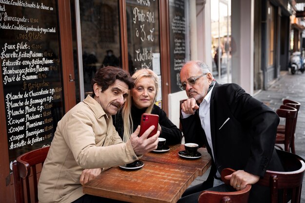 Mittlere Schussfreunde, die selfie mit Telefon nehmen