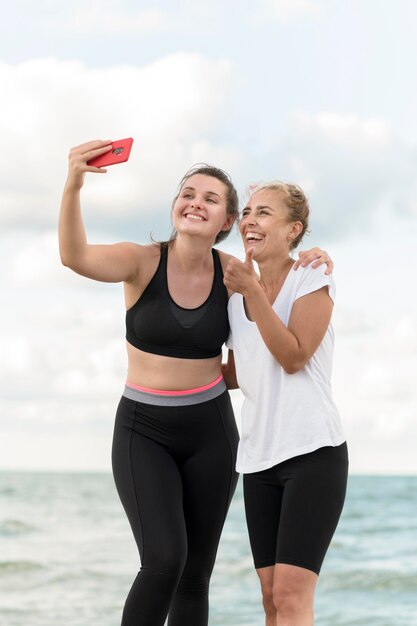 Mittlere Schussfreunde, die Selfie nehmen