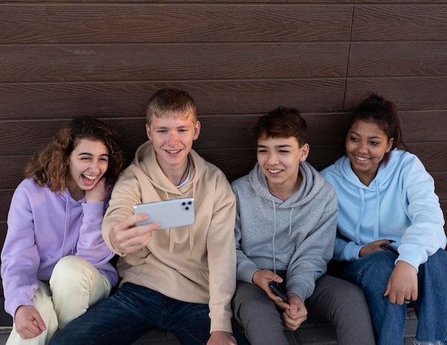 Mittlere Schussfreunde, die Selfie nehmen