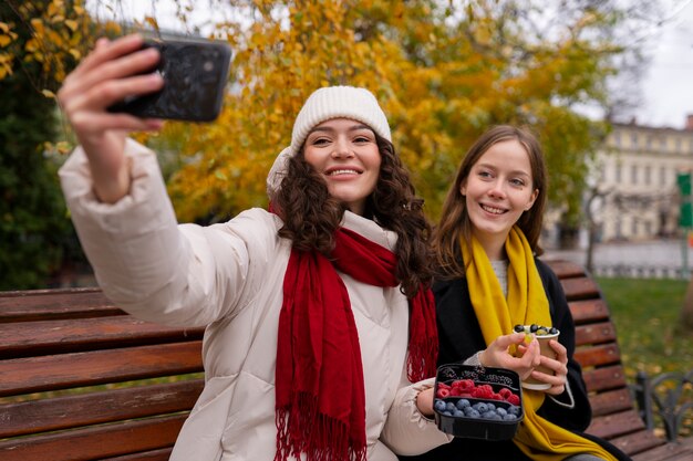 Kostenloses Foto mittlere schussfreunde, die selfie nehmen