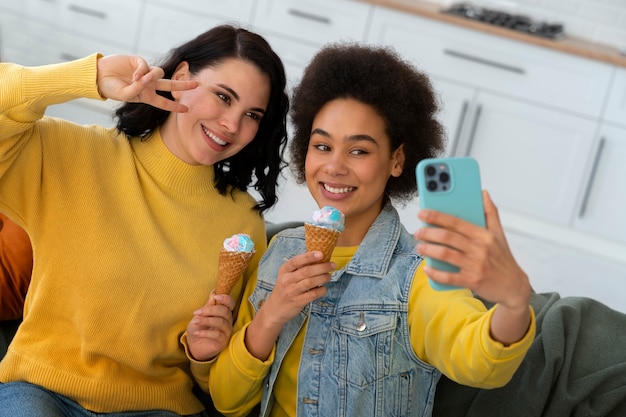 Mittlere Schussfreunde, die Selfie nehmen