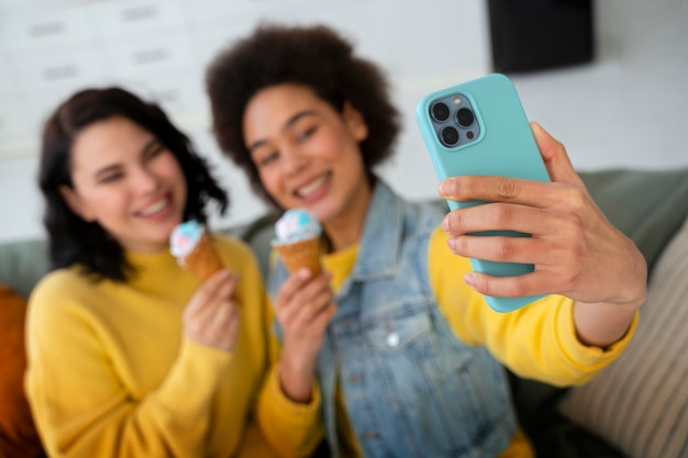 Mittlere Schussfreunde, die Selfie nehmen