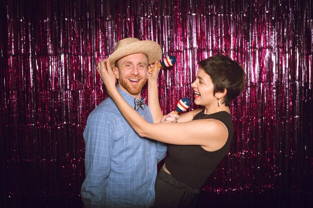 Mittlere Schussfreunde, die zusammen in der Photobooth posieren