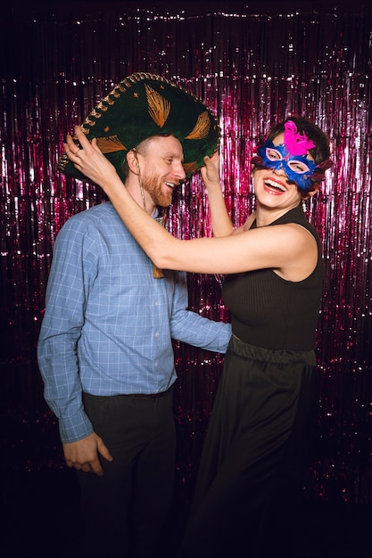 Mittlere Schussfreunde, die zusammen in der Photobooth posieren