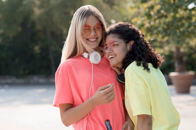 Kostenloses Foto mittlere schussfreunde, die zusammen lachen