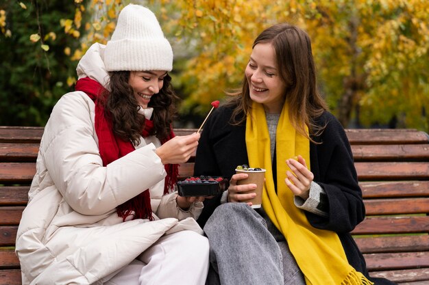 Mittlere Schussfreunde mit köstlichen Beeren