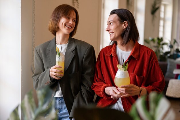 Kostenloses Foto mittlere schussfreunde mit köstlichen cocktails