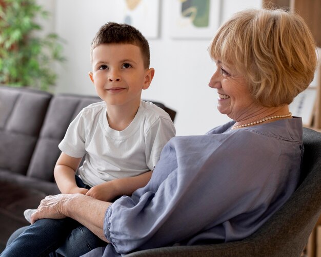 Mittlere Schussgroßmutter, die Kind hält