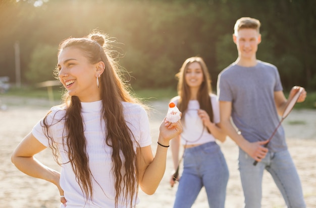 Mittlere Schussgruppe Freunde, die Spaß haben