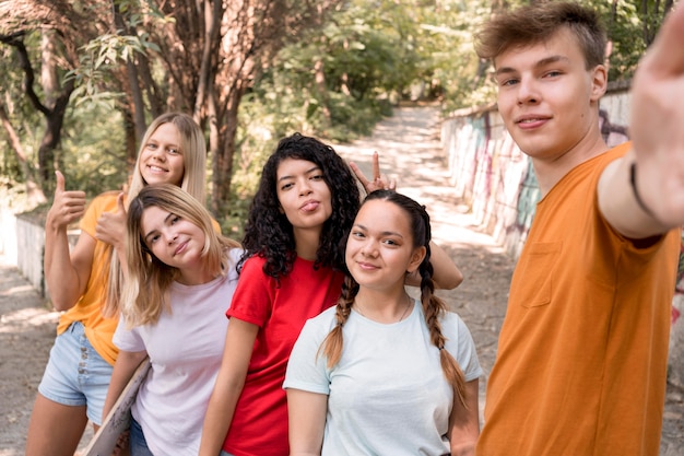 Mittlere Schussgruppe von Freunden, die Selfie nehmen