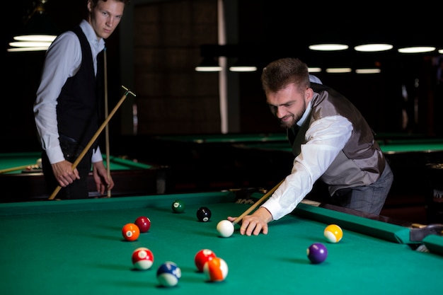 Mittlere Schusskerle, die zusammen Billard spielen