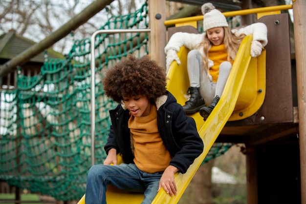 Mittlere Schusskinder auf Rutsche