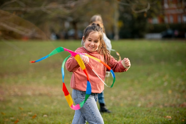 Kostenloses Foto mittlere schusskinder, die draußen spielen