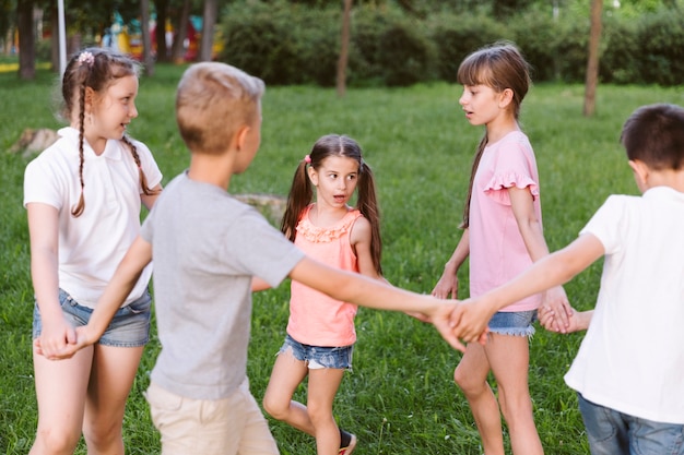 Mittlere Schusskinder, die ihre Hände halten