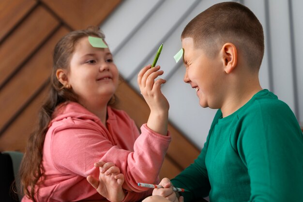 Mittlere Schusskinder, die in der Schule lernen