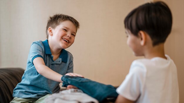 Mittlere Schusskinder, die zusammen packen