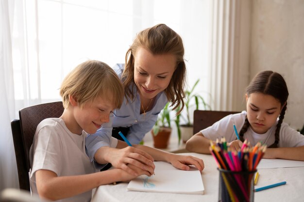 Mittlere Schusskinder und -frau in der Schule