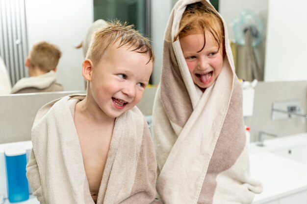 Mittlere Schusskleinkinder im Badezimmer