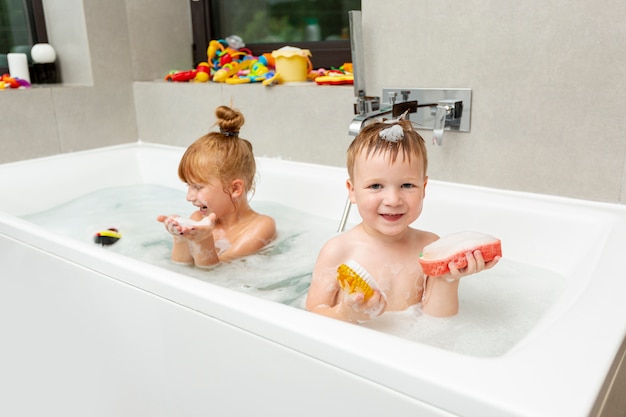 Mittlere Schusskleinkinder in der Badewanne