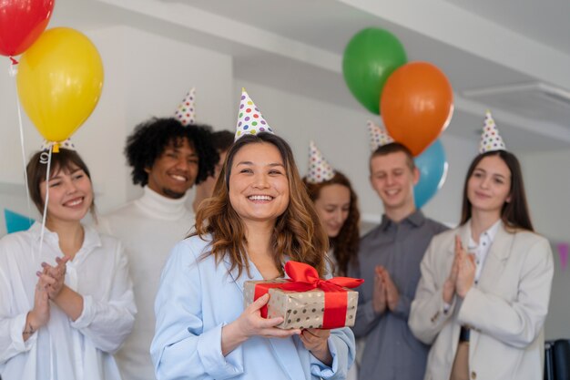 Mittlere Schusskollegen, die Geburtstag bei der Arbeit feiern