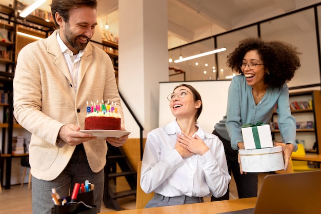 Mittlere Schusskollegen, die im Büro feiern