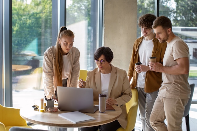 Mittlere Schusskollegen, die in einem gemütlichen Büro arbeiten