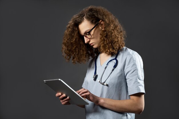 Mittlere Schusskrankenschwester mit Tablette