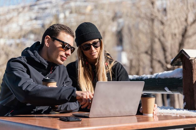 Mittlere Schussleute, die am Laptop arbeiten