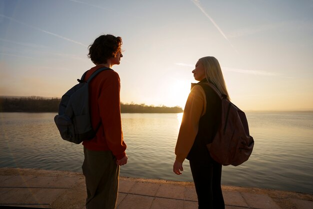 Mittlere schussleute, die bei sonnenuntergang aufwerfen