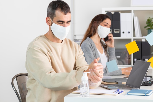 Kostenloses Foto mittlere schussleute, die gesichtsmaske tragen