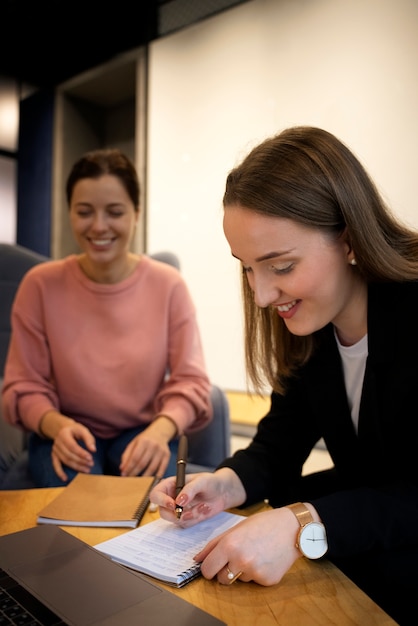 Kostenloses Foto mittlere schussleute, die grammatikfehler korrigieren