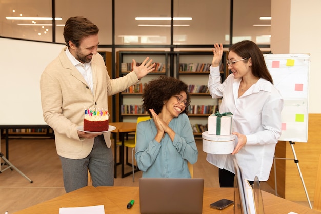 Mittlere Schussleute, die im Büro feiern