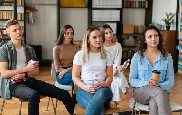 Mittlere Schussleute, die in der Therapie diskutieren