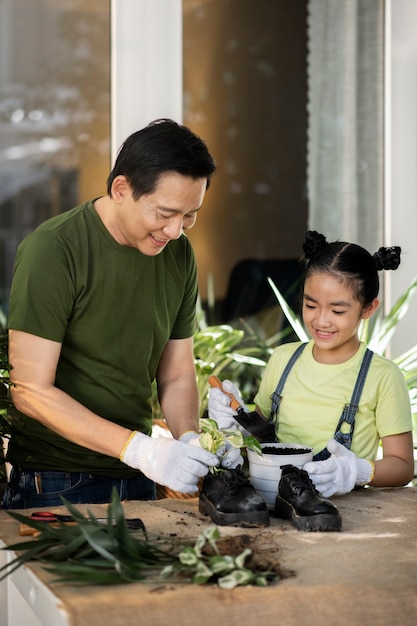 Mittlere schussleute, die mit alten schuhen im garten arbeiten